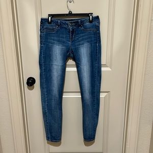 Maurice’s Skinny Jeans. Used but in great shape. No distressing. Size M/S.